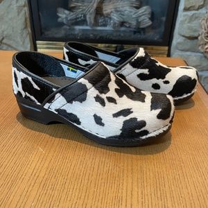 BJORK PROFESSIONAL Safari Collection Leather Clogs in Black and White Cow